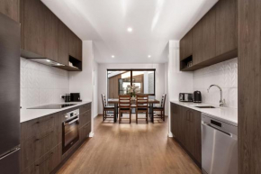 Stylish Brand New Sunny 3Bdrm 3Bth garage sleeps 6